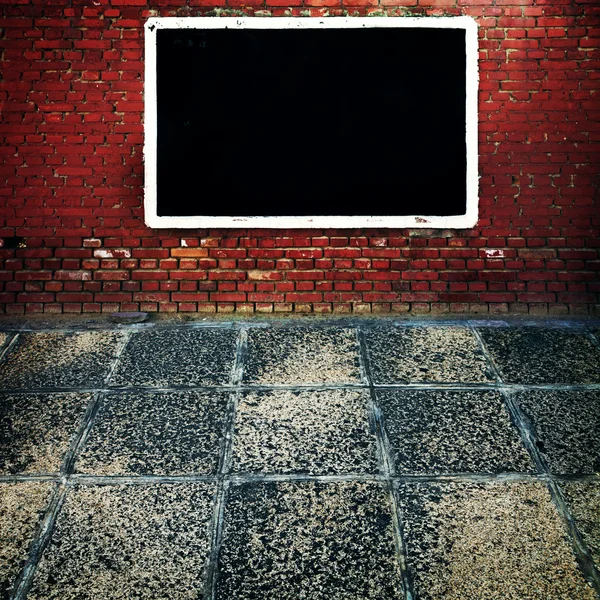 Svarta tavlan med tegelvägg som bakgrund — Stockfoto