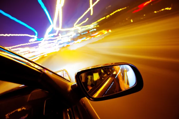 Nacht verkeer, schieten vanuit het raam van rush auto, motion blur stee — Stockfoto