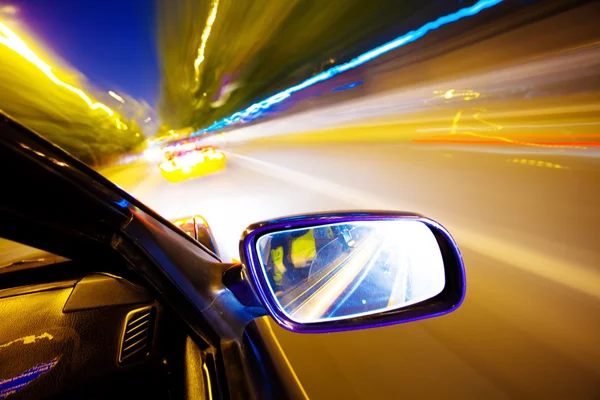 Gece trafik, rush Araba, motion blur stee penceresinden ateş — Stok fotoğraf