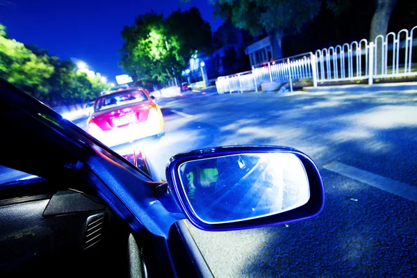 Κυκλοφορία νύχτας, σουτ από το παράθυρο του αυτοκινήτου βιασύνη, stee θαμπάδα κίνηση — Φωτογραφία Αρχείου
