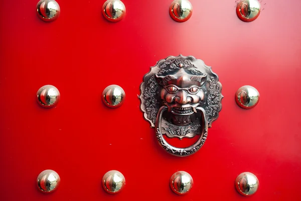 東洋のライオンのドア — ストック写真