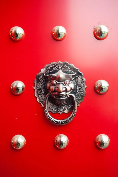 東洋のライオンのドア — ストック写真