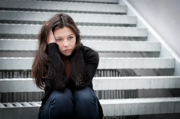 Teenager-Mädchen blickt nachdenklich auf Probleme Stockbild