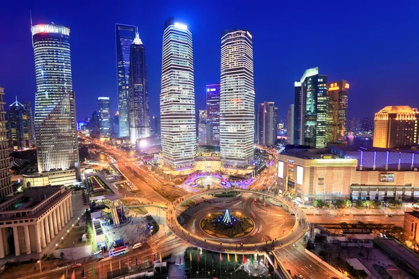 Shanghai lujiazui financiële centrum in de avond — Stockfoto