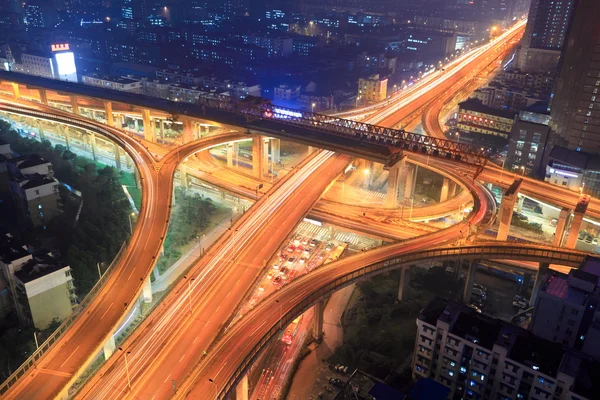 Viaduct in stad bij nacht — Stockfoto