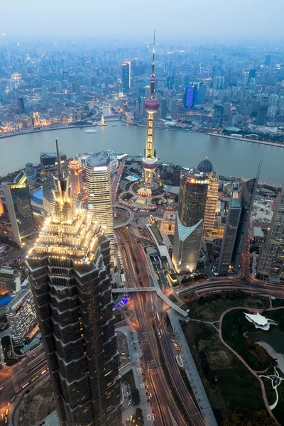 Blick auf Shanghai Finanzzentrum in der Abenddämmerung — Stockfoto