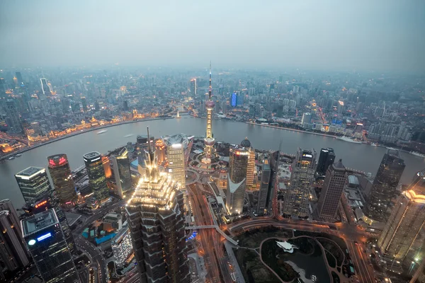 Pohled z ptačí perspektivy v Šanghaji za soumraku — Stock fotografie