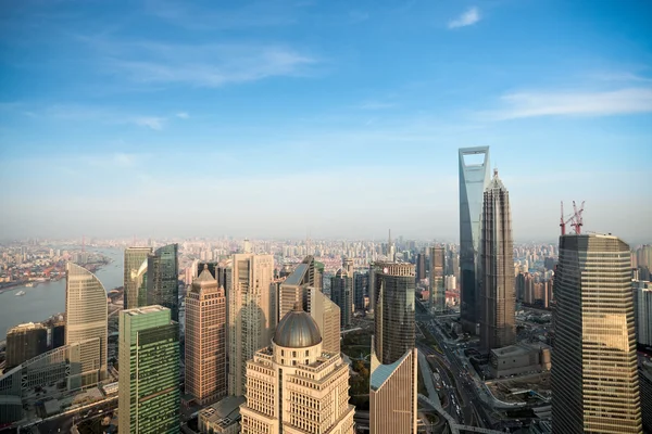 Shanghai contro un cielo blu al crepuscolo — Foto Stock