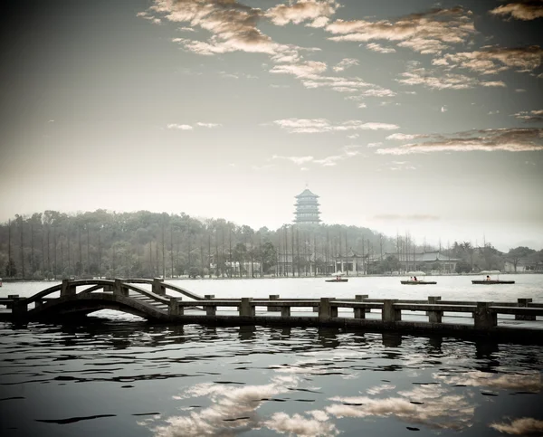 Hangzhoun länsijärvi hämärässä — kuvapankkivalokuva