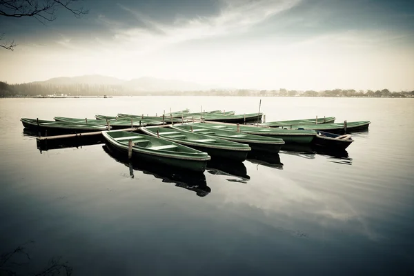 小船在湖中 — 图库照片