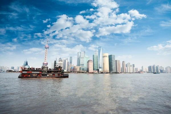 Línea del horizonte de Shanghái durante el día — Foto de Stock