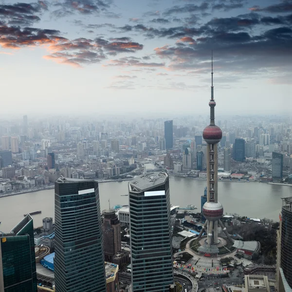 Shanghai al atardecer con el resplandor del atardecer — Foto de Stock