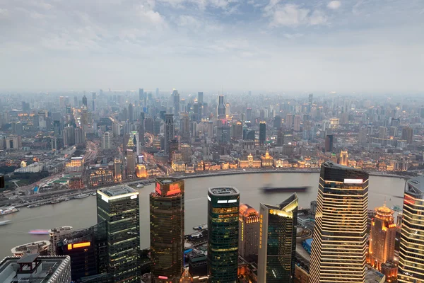 Luchtfoto van shanghai in de schemering — Stockfoto