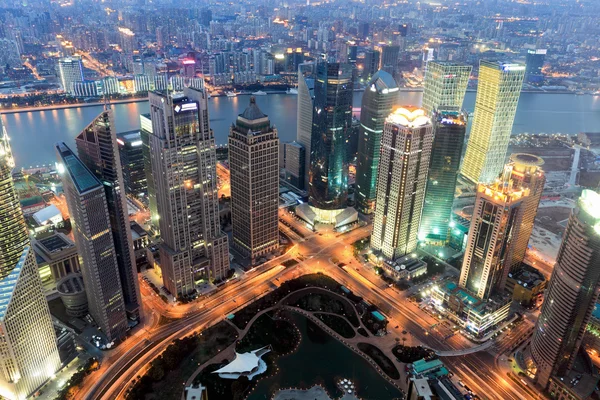 Shanghai Finanzzentrum in der Abenddämmerung — Stockfoto