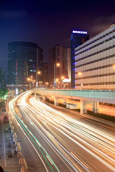 Stadtverkehr in der Nacht — Stockfoto