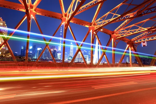 Hermosa vista nocturna del puente del jardín en Shangai —  Fotos de Stock
