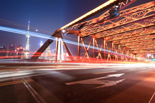 Nachtverkehr auf Shanghaier Gartenbrücke — Stockfoto