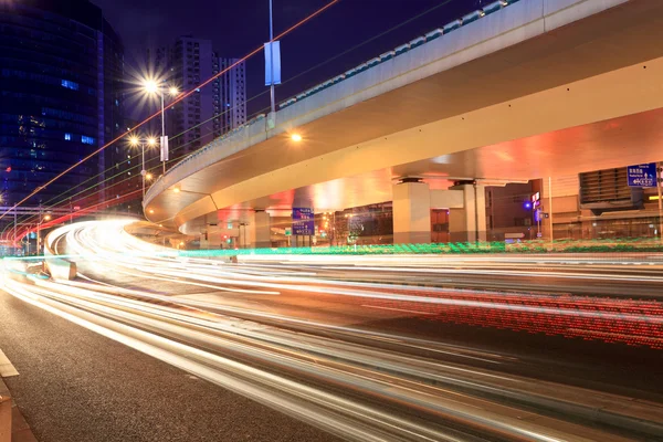 Nachtverkehr auf Stadtautobahn — Stockfoto
