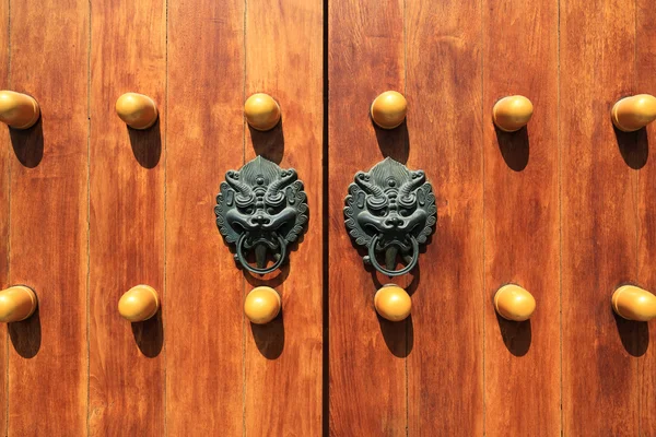 Čínské tradiční dřevěné dveře — Stock fotografie