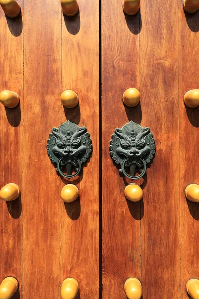 Porta de madeira tradicional chinesa — Fotografia de Stock