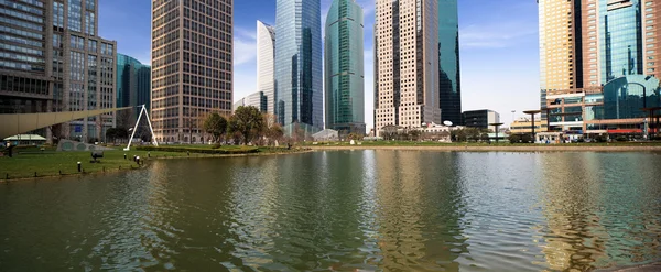 Lake and modern city — Stock Photo, Image