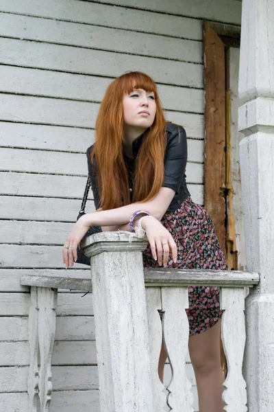 Chica de pie en una veranda — Foto de Stock