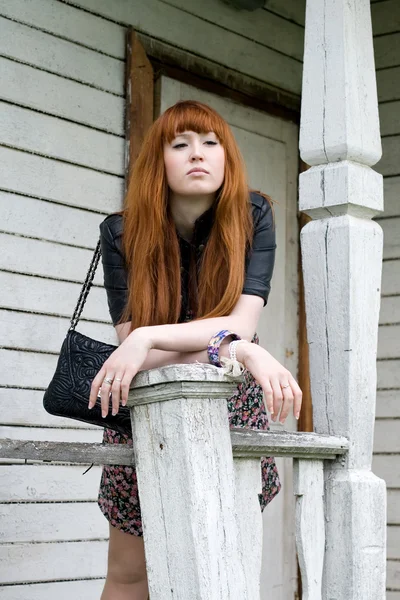 Mädchen steht auf einer Veranda — Stockfoto
