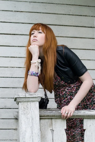 Meisje permanent op een veranda — Stockfoto