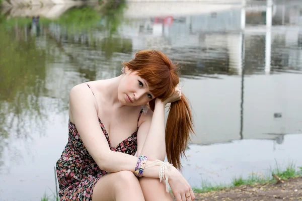Porträt eines Mädchens, das im Sommer im Park spaziert — Stockfoto