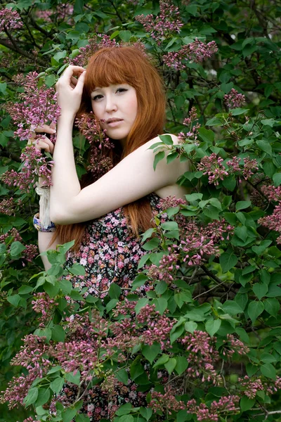Porträtt av en flicka som går i park i sommar — Stockfoto