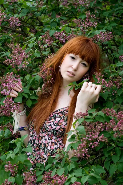 Porträtt av en flicka som går i park i sommar — Stockfoto