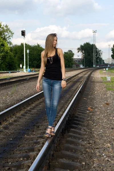Девушка путешествует по железной дороге — стоковое фото