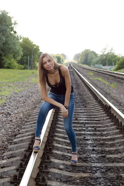 Mädchen mit der Eisenbahn unterwegs — Stockfoto