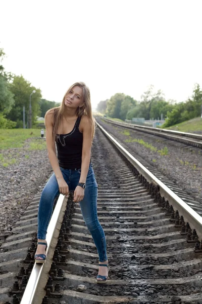 Flicka reser med järnväg — Stockfoto
