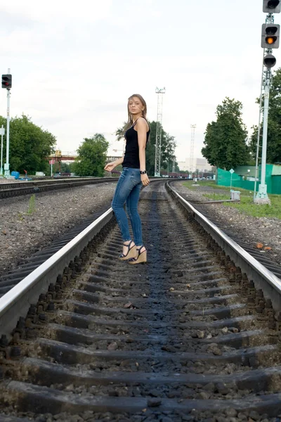 由铁路旅行的女孩 — 图库照片