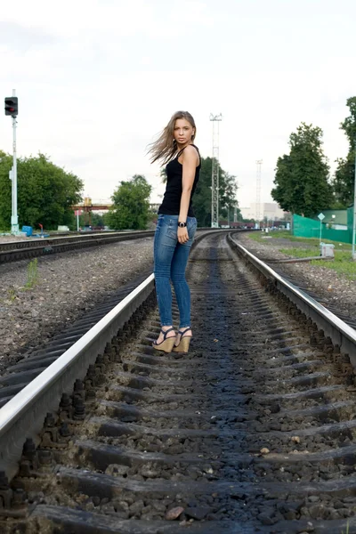 Kız tarafından demiryolu seyahat — Stok fotoğraf