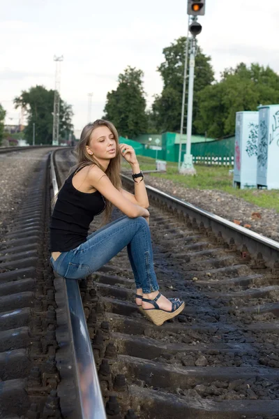 Lány ül a sínek — Stock Fotó