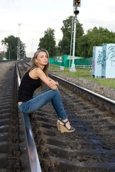 Dívka sedící na kolejích — Stock fotografie