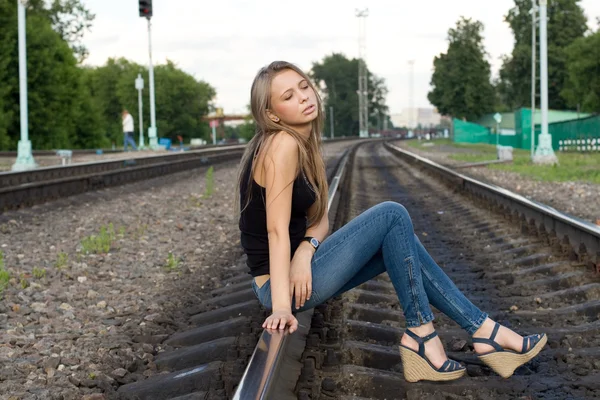 Mädchen sitzt auf Schienen — Stockfoto