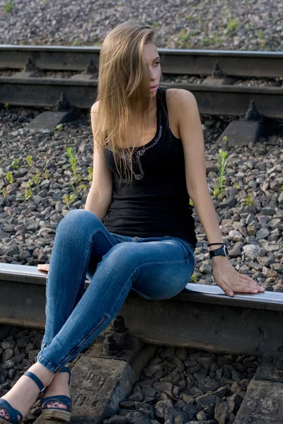 Lány ül a sínek — Stock Fotó