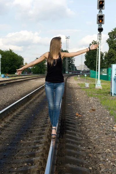 由铁路旅行的女孩 — 图库照片