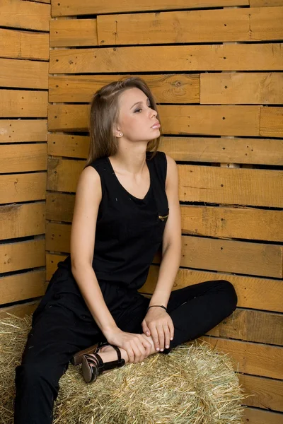 Flicka sitter på hö — Stockfoto