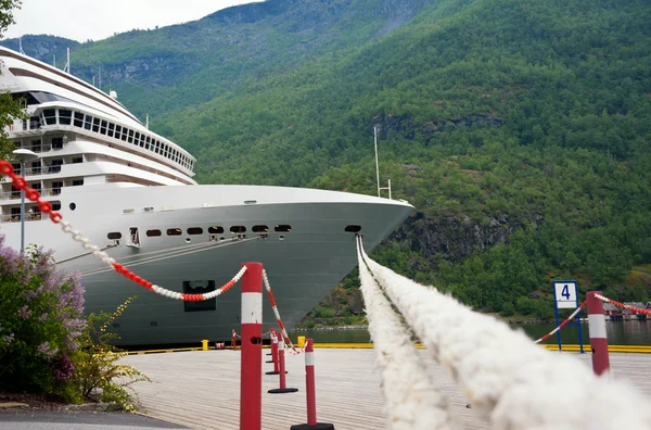 Cruise ship stående vid kaj — Stockfoto