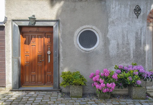 Porta na velha casa europeia — Fotografia de Stock