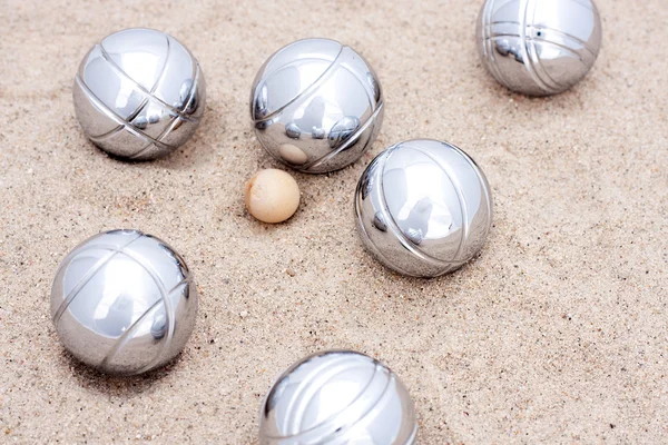 Το παιχνίδι jeu de boule, Ασημένιο μεταλλικό μπάλες στην άμμο — Φωτογραφία Αρχείου
