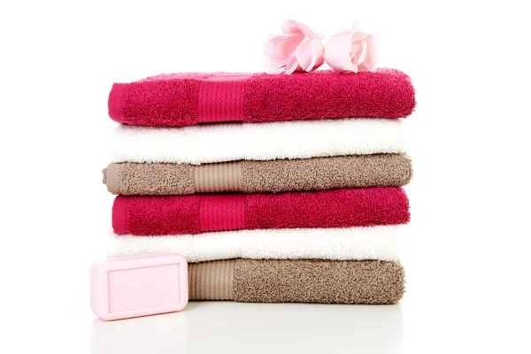 Högen av färgglada handdukar och tvål — Stockfoto