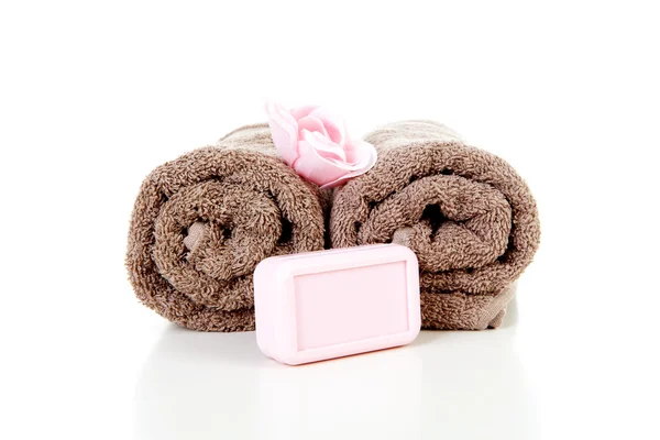 Dwa walcowane ręczniki i mydło — Zdjęcie stockowe