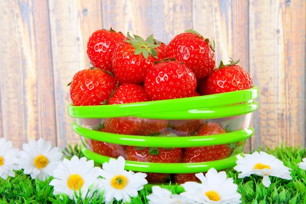 Bowl with fresh strawberries on grass — Stock Photo, Image