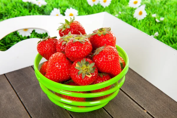 Bowl with fresh strawberries on tray — Stock Photo, Image