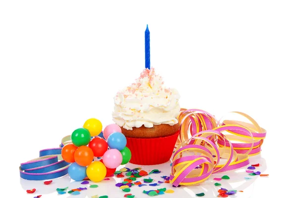 Birthday cupcake with whipped cream, party streamers and colorfu — Stock Photo, Image